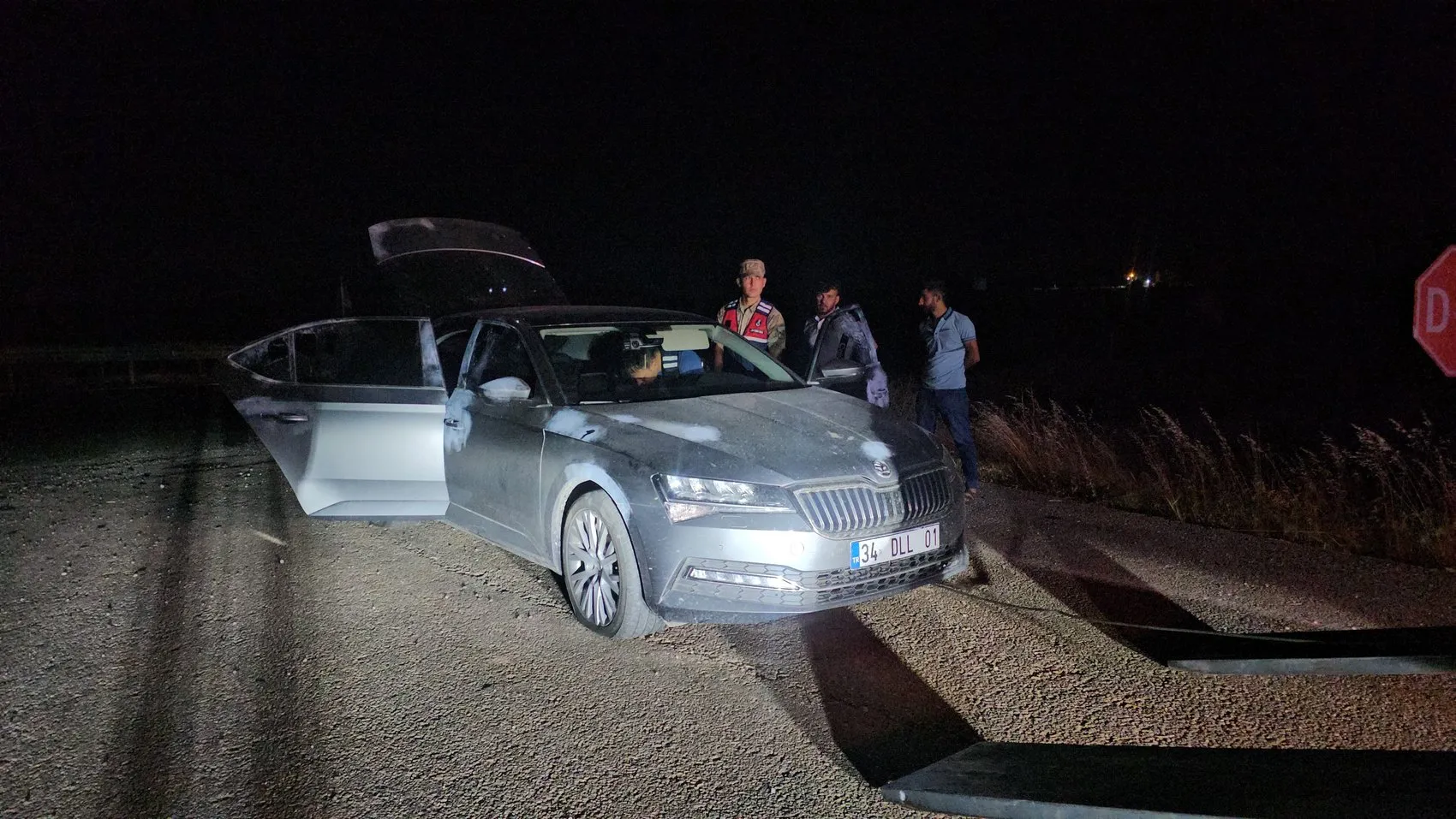 Sahte jandarma kılığındaki grup araçtaki 13 kilo altını gasp ederek kaçtı