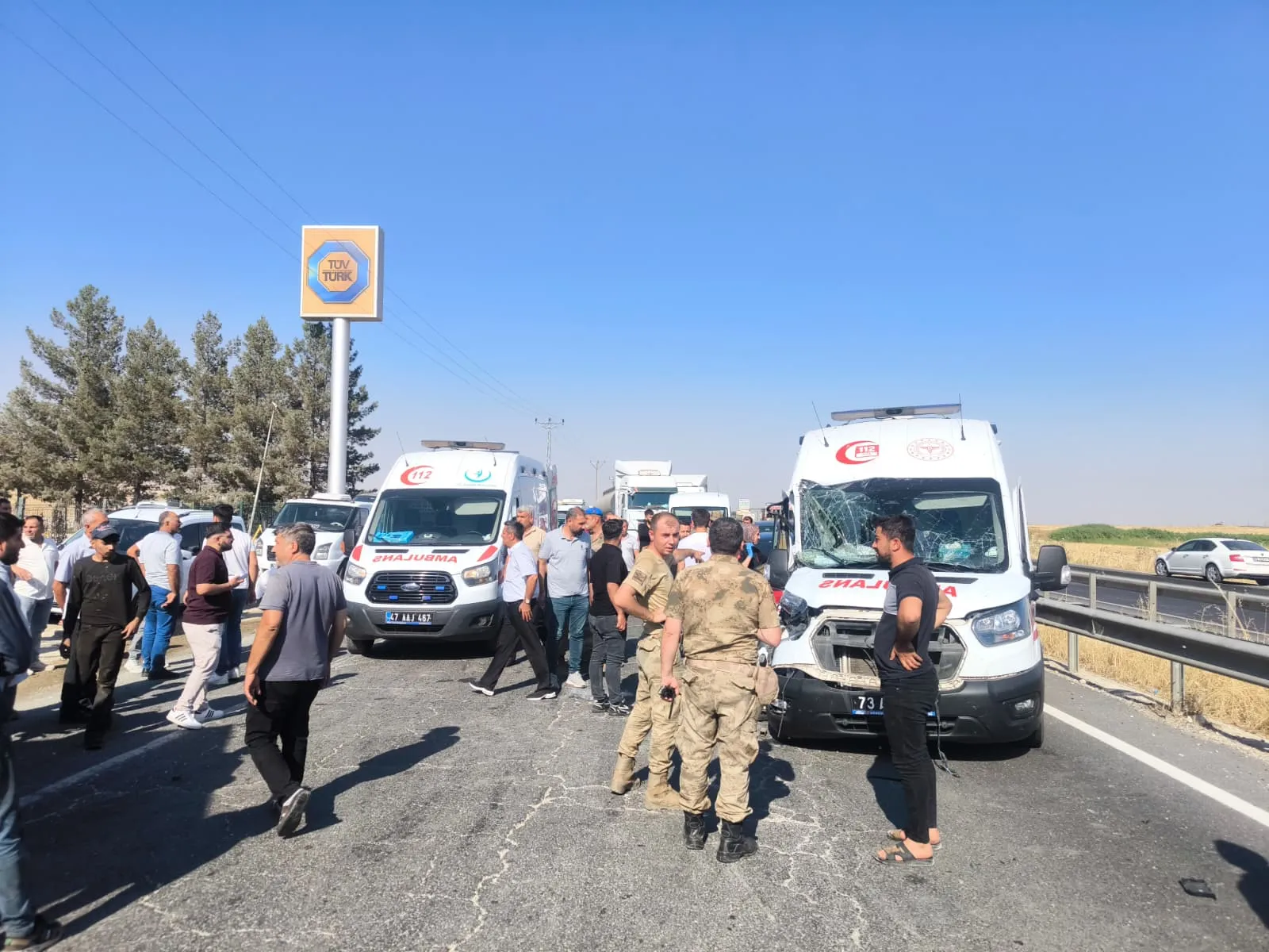 Nusaybin yolunda ambulansın karıştığı zincirleme kazada üç kişi yaralandı