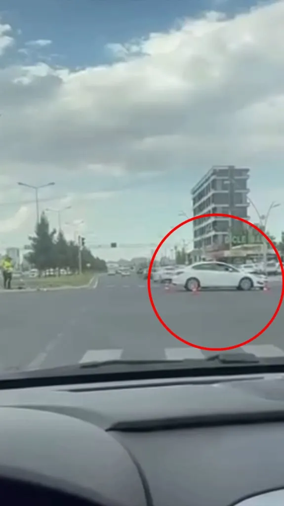 Kayapınar’da kontrolden çıkan otomobil elektrik direğine çarptı
