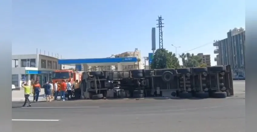 Nusaybin yolunda devrilen TIR dehşetinden kıl payı kurtuldular