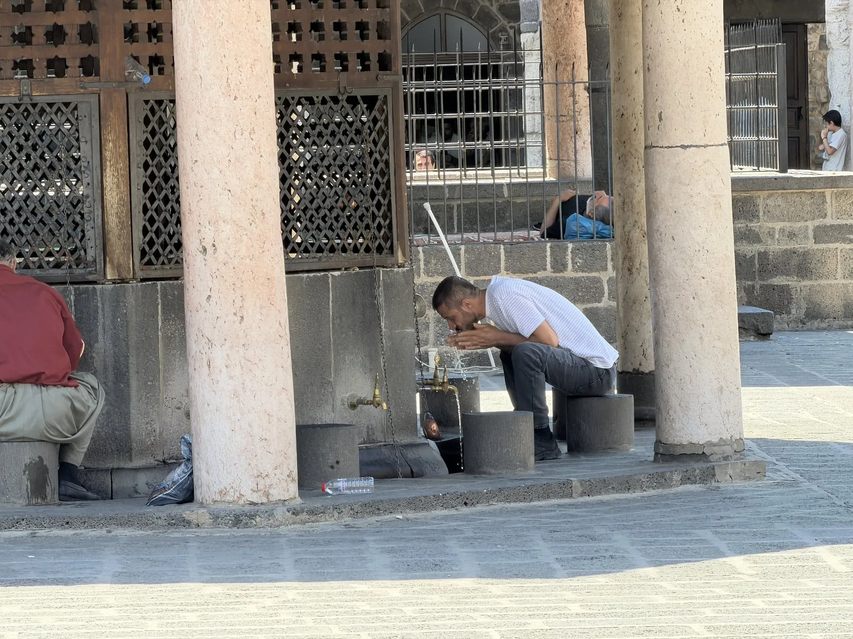 Diyarbakırda kavurucu sıcaklar vatandaşları camilere sığınmaya zorladı