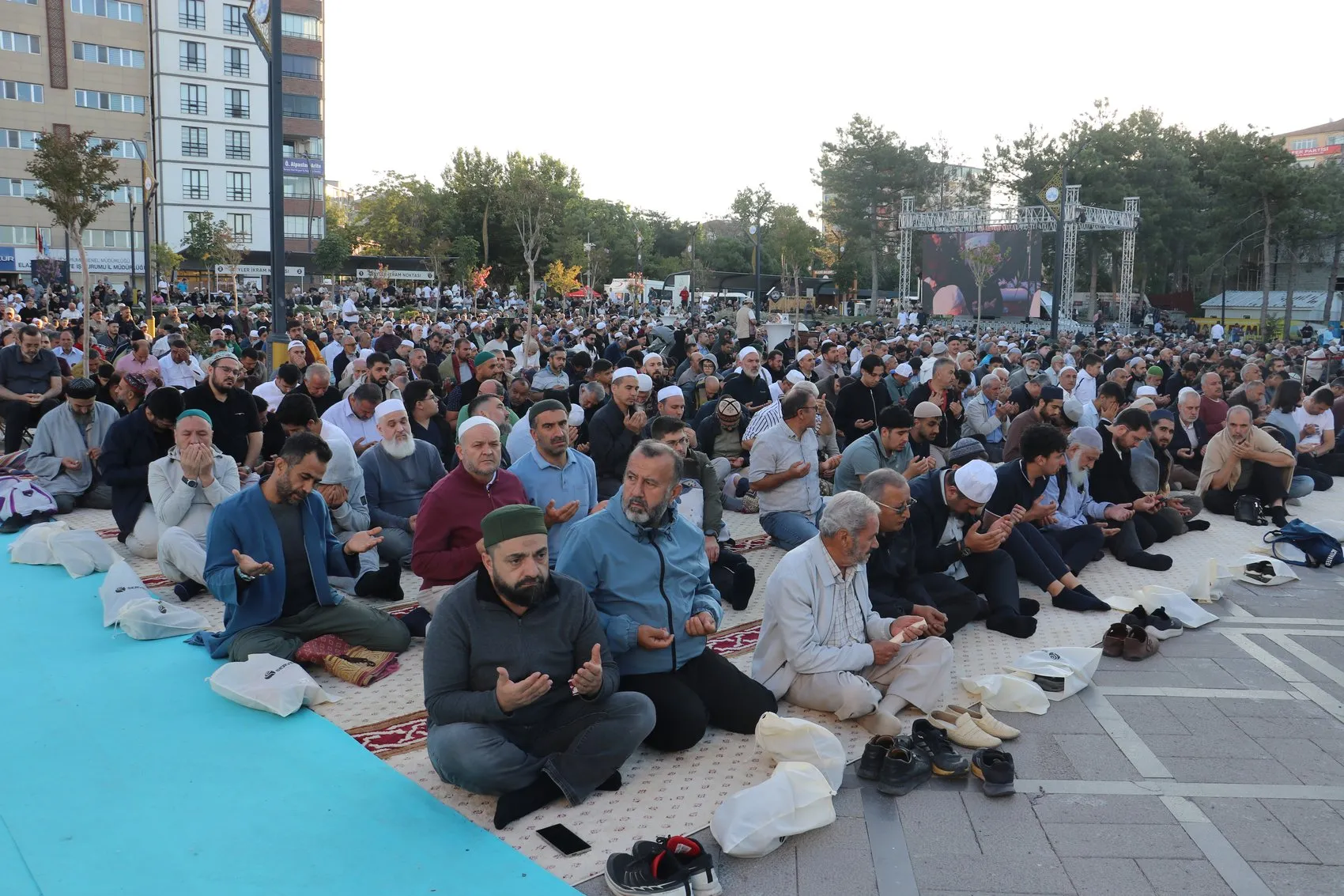 Elazığ meydanında binlerce kişi Prof. Dr. Mahmud Esad Coşan için buluştu