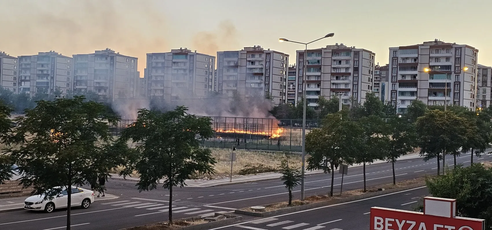 Diyarbakırda yangın sürerken çocuklar futbol oynamaya devam etti