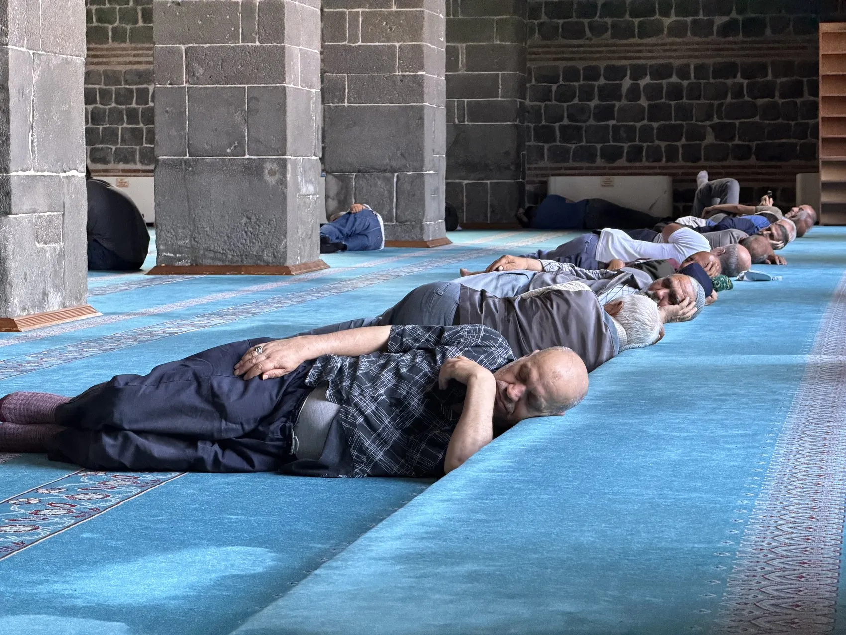 Diyarbakırda kavurucu sıcaklar vatandaşları camilere sığınmaya zorladı