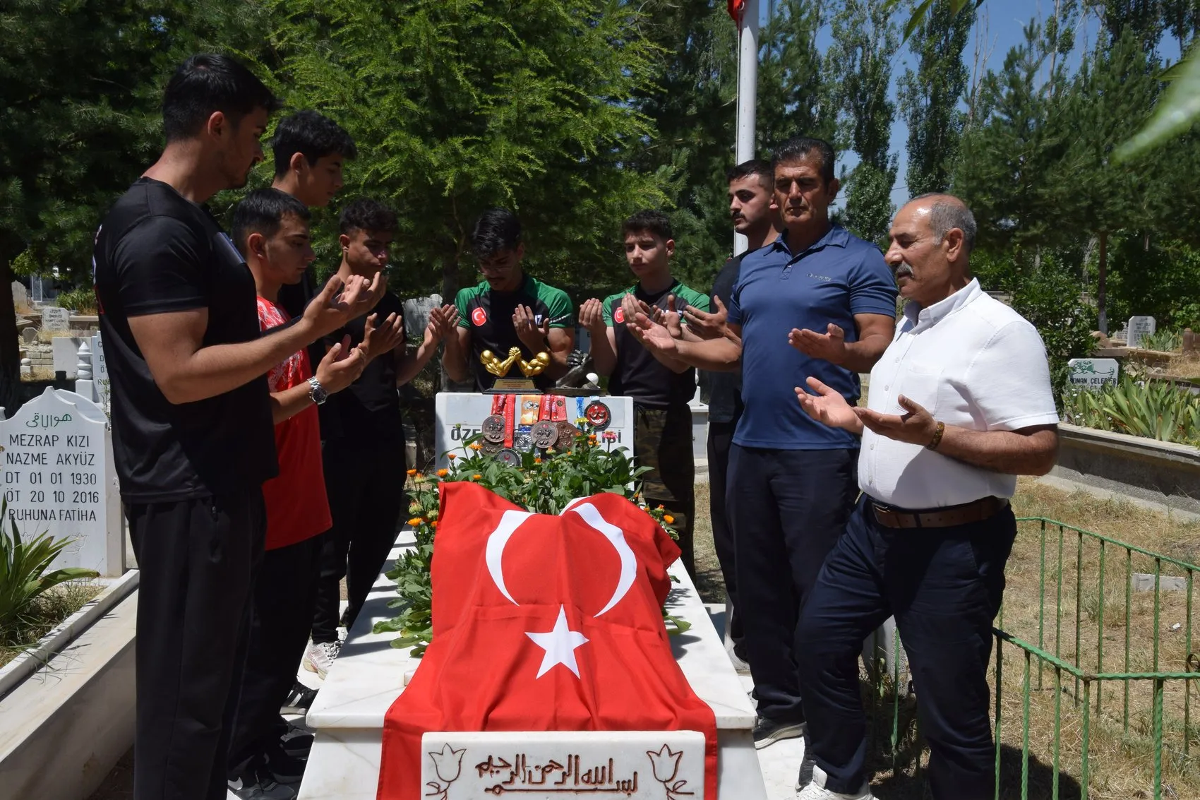 Milli sporculardan şehit Halil Hamuryenin kabrine anlamlı ziyaret