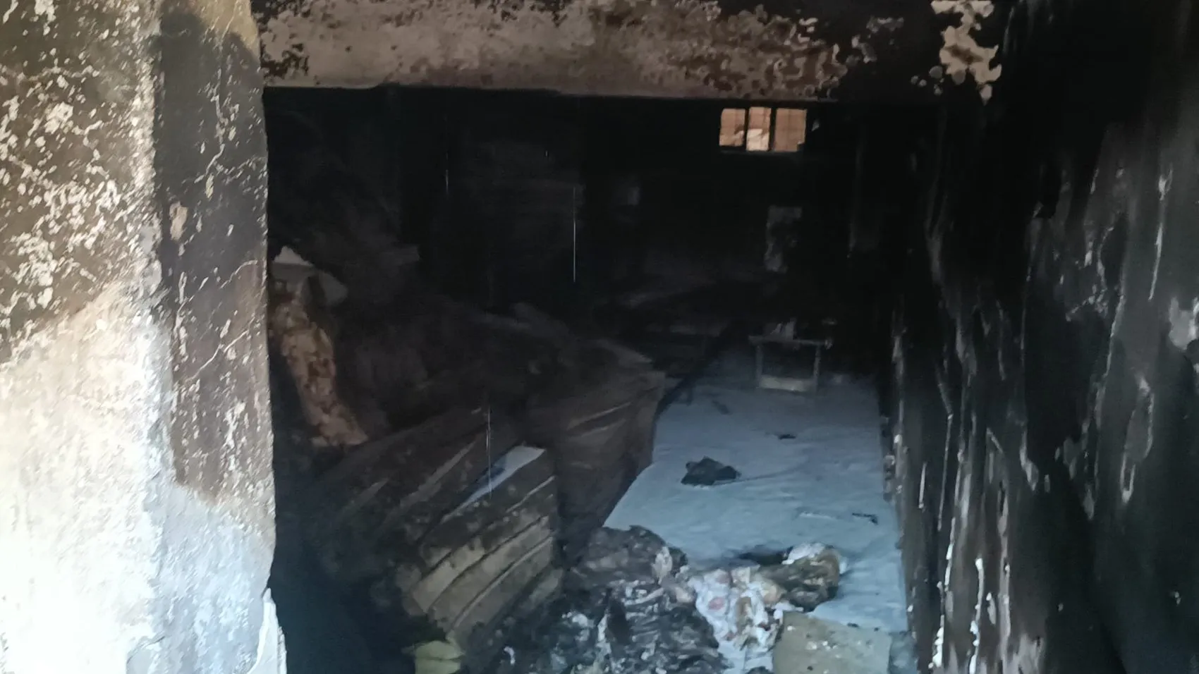 Mardin Nusaybin'de bir halı mağazası çıkan yangınla küle döndü
