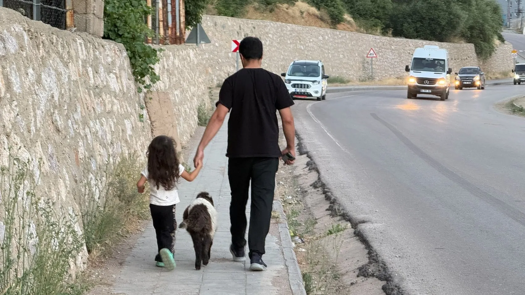 Hakkari'de öksüz kuzu Arif ailenin bir parçası oldu