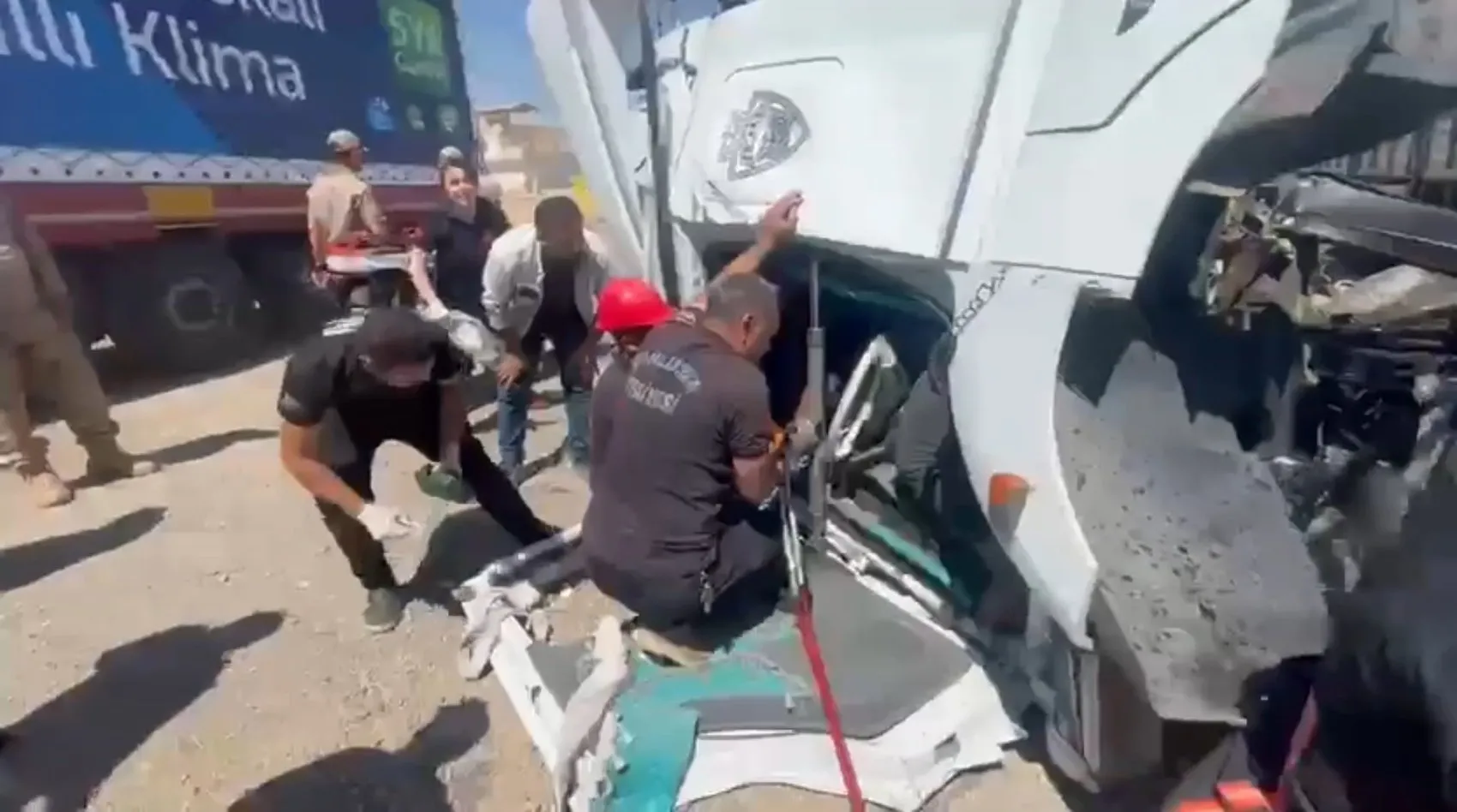 Viranşehir kara yolunda iki ağır vasıta kafa kafaya çarpıştı