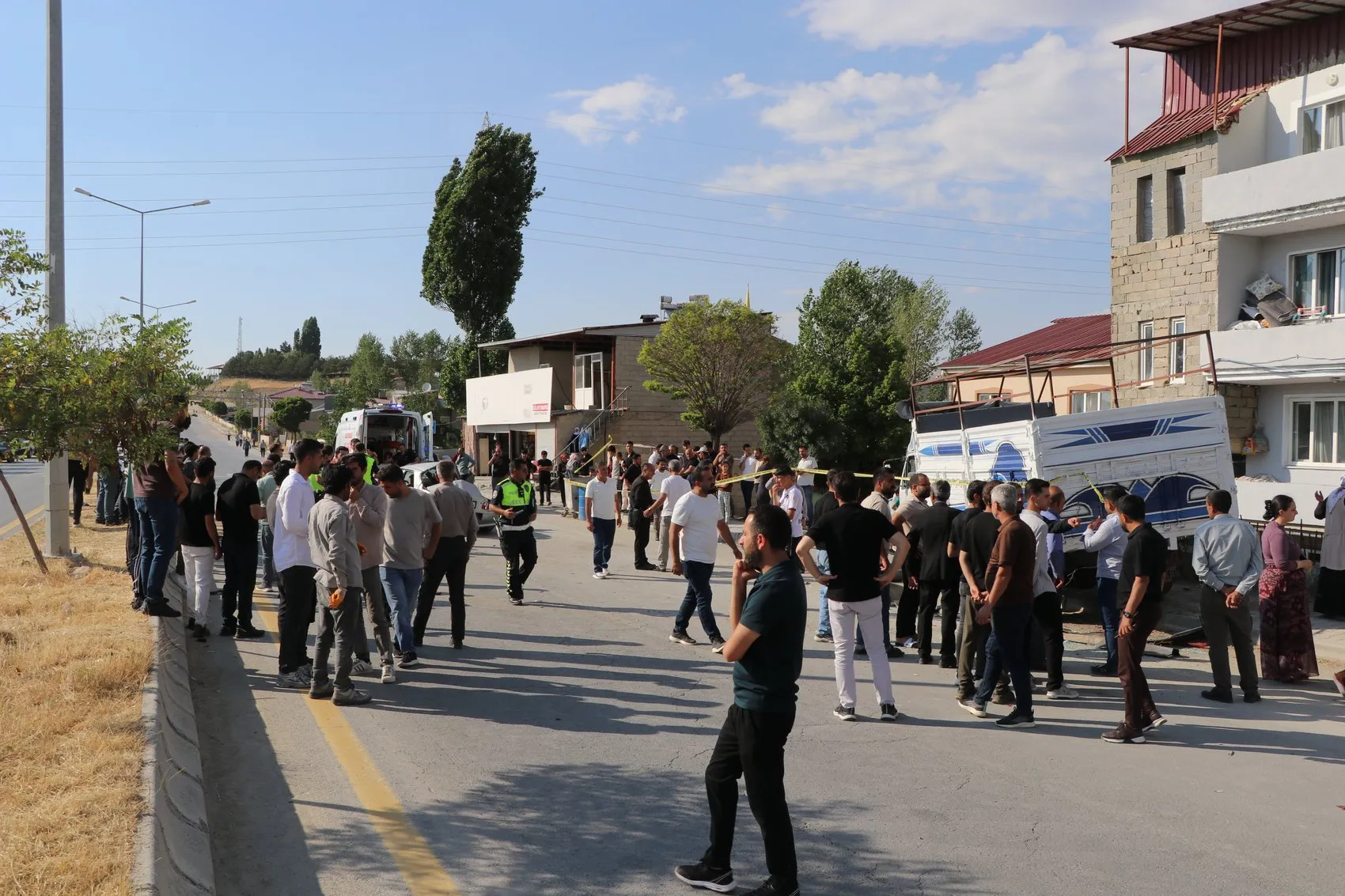 Van Edremit yolunda park halindeki kamyona çarpan otomobilde bir kişi yaşamını yitirdi