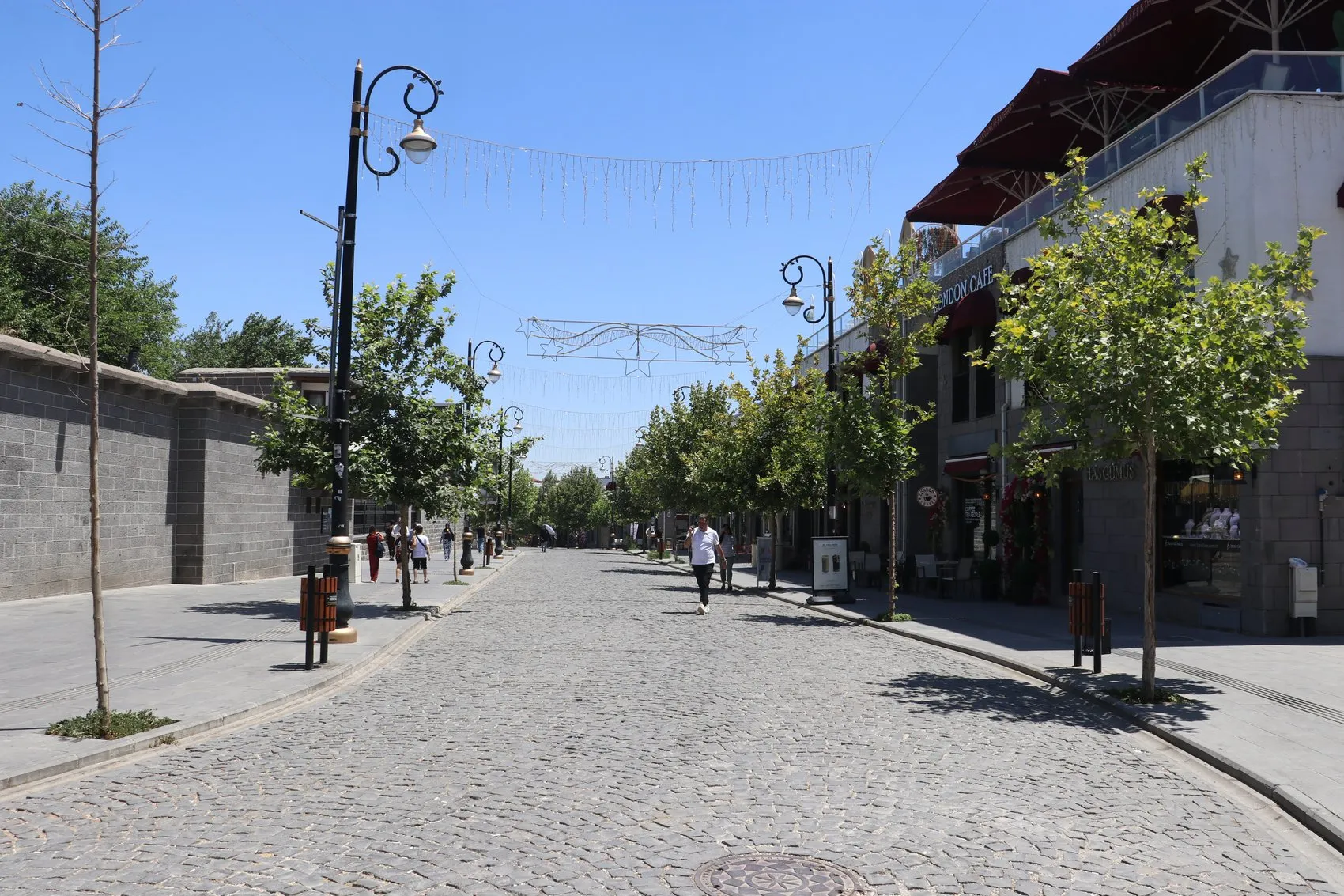 Kavurucu sıcaklar Diyarbakır sokaklarını ve tarihi alanları ıssız bıraktı