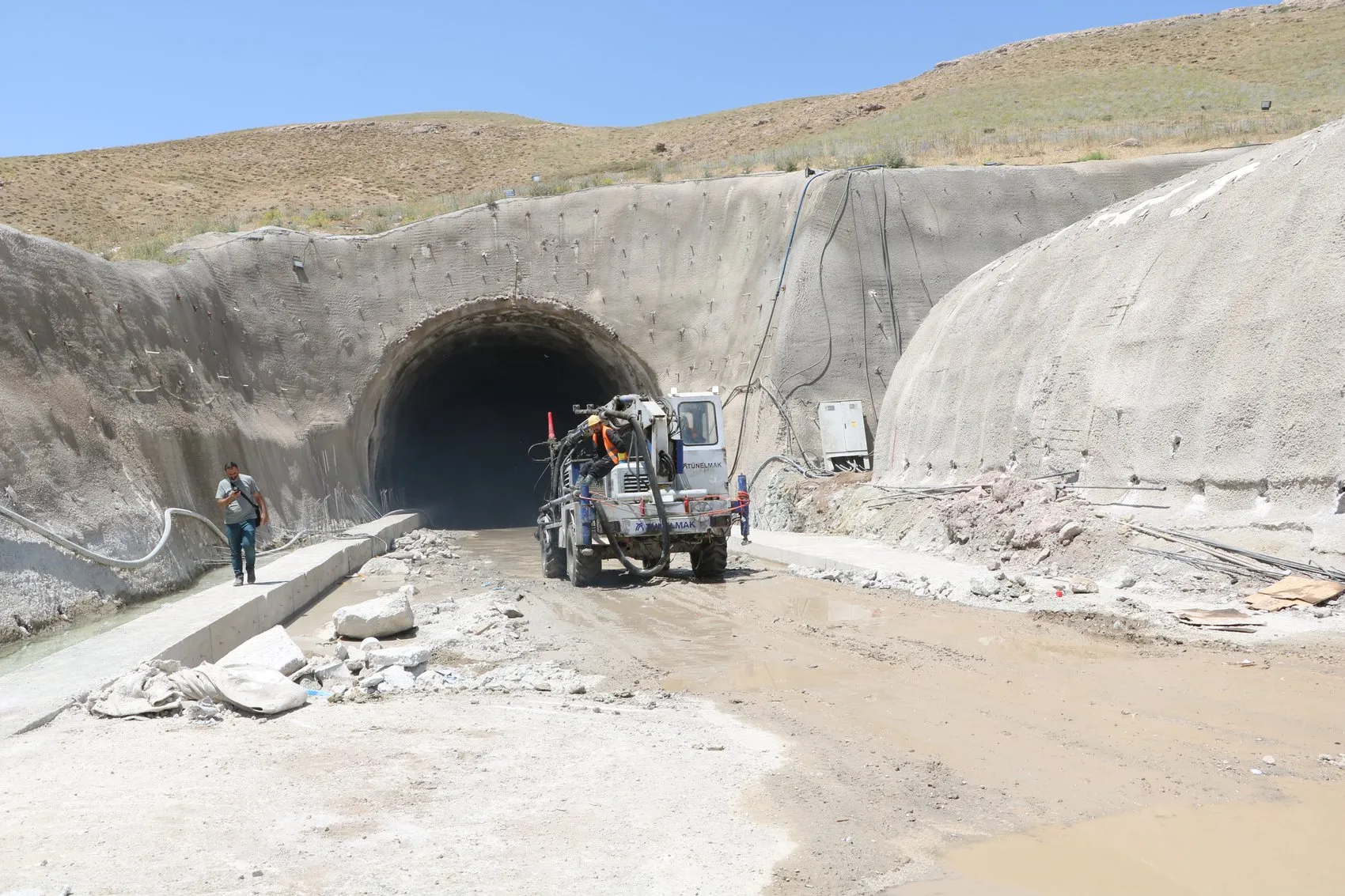 Yüksekova'da T2 tünel çalışması tüm hızıyla sürüyor