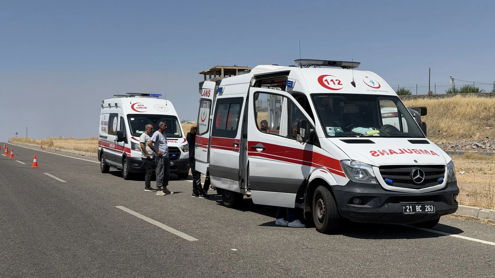 Diyarbakır Havalimanı yolunda öğrenci servisi ile otomobil çarpıştı