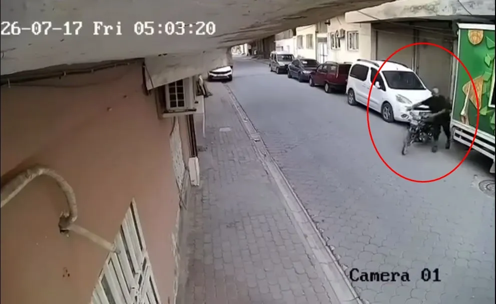 Kızıltepe’de apartman önünden motosiklet çalınma anı kayıt altına alındı