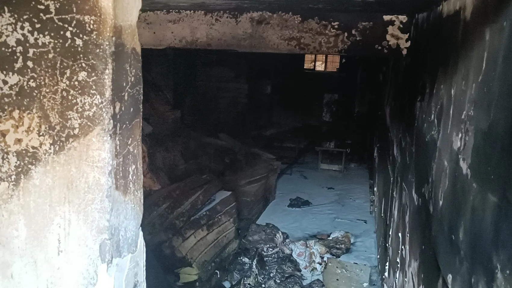 Mardin Nusaybin'de bir halı mağazası çıkan yangınla küle döndü