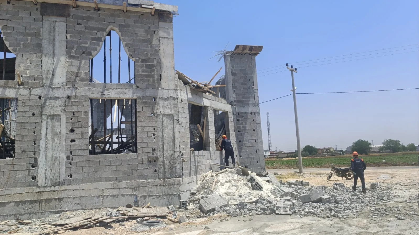 Şanlıurfa'da cami inşaatı çöktü üç işçi yaralandı