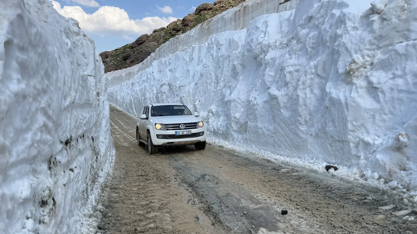 Yüksekova yükseklerinde yaz ortasında kar temizliği mesaisi