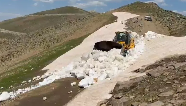 Bitlis yaylalarında yaz ortasında kar mesaisi devam ediyor