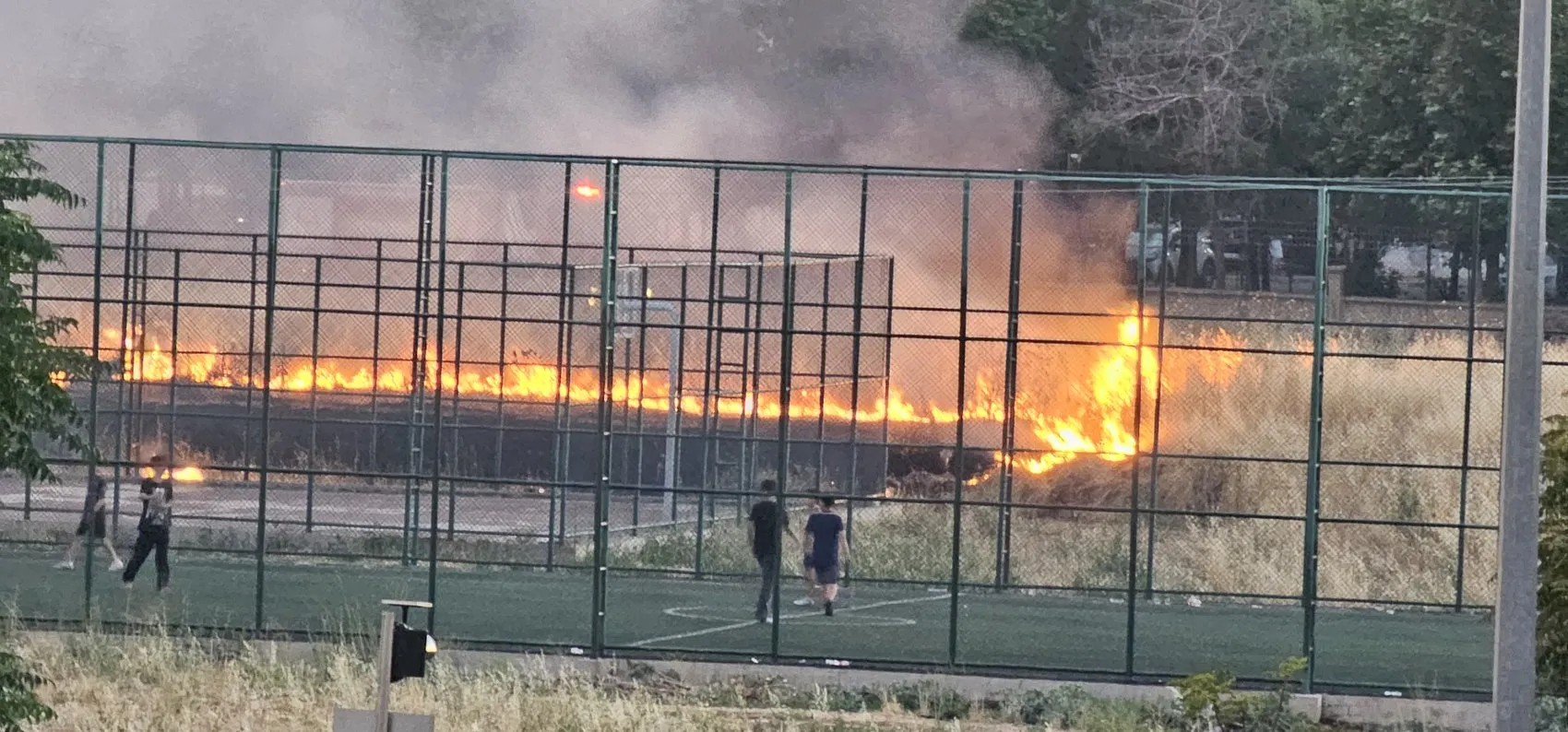 Diyarbakırda yangın sürerken çocuklar futbol oynamaya devam etti