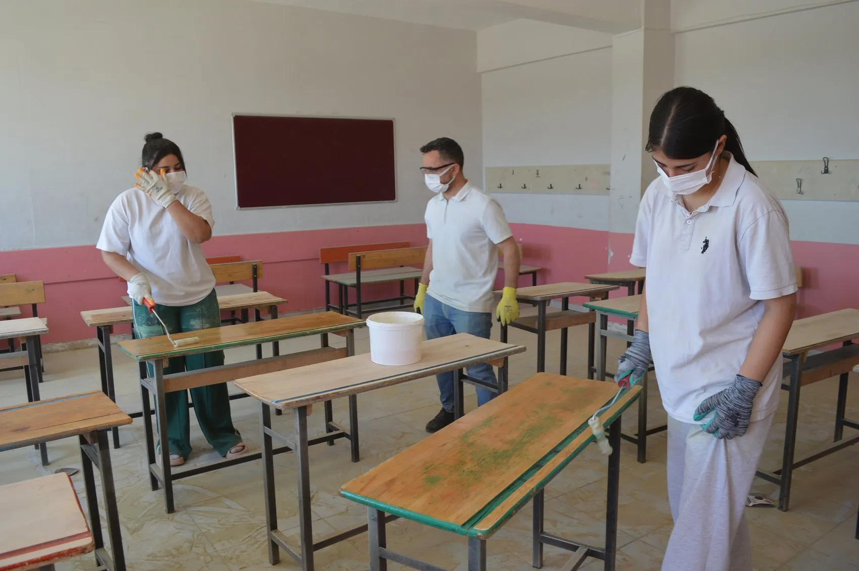 Mardinli öğrenciler okul sıralarını geri dönüşümle yeniden hayata kazandırıyor