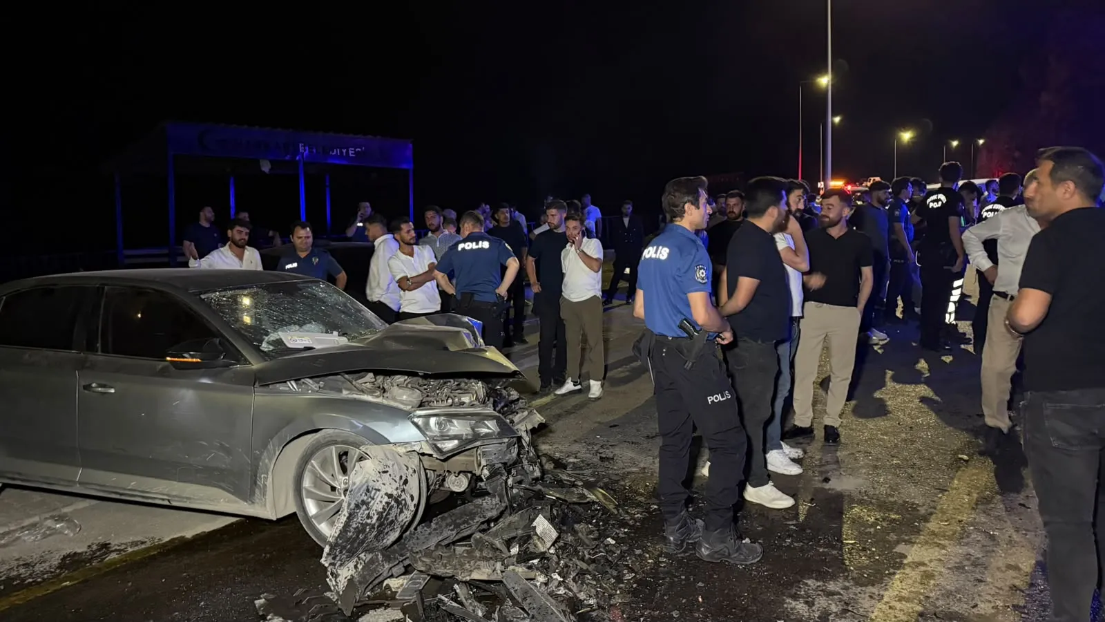 Hakkari yolunda iki otomobil kafa kafaya çarpıştı
