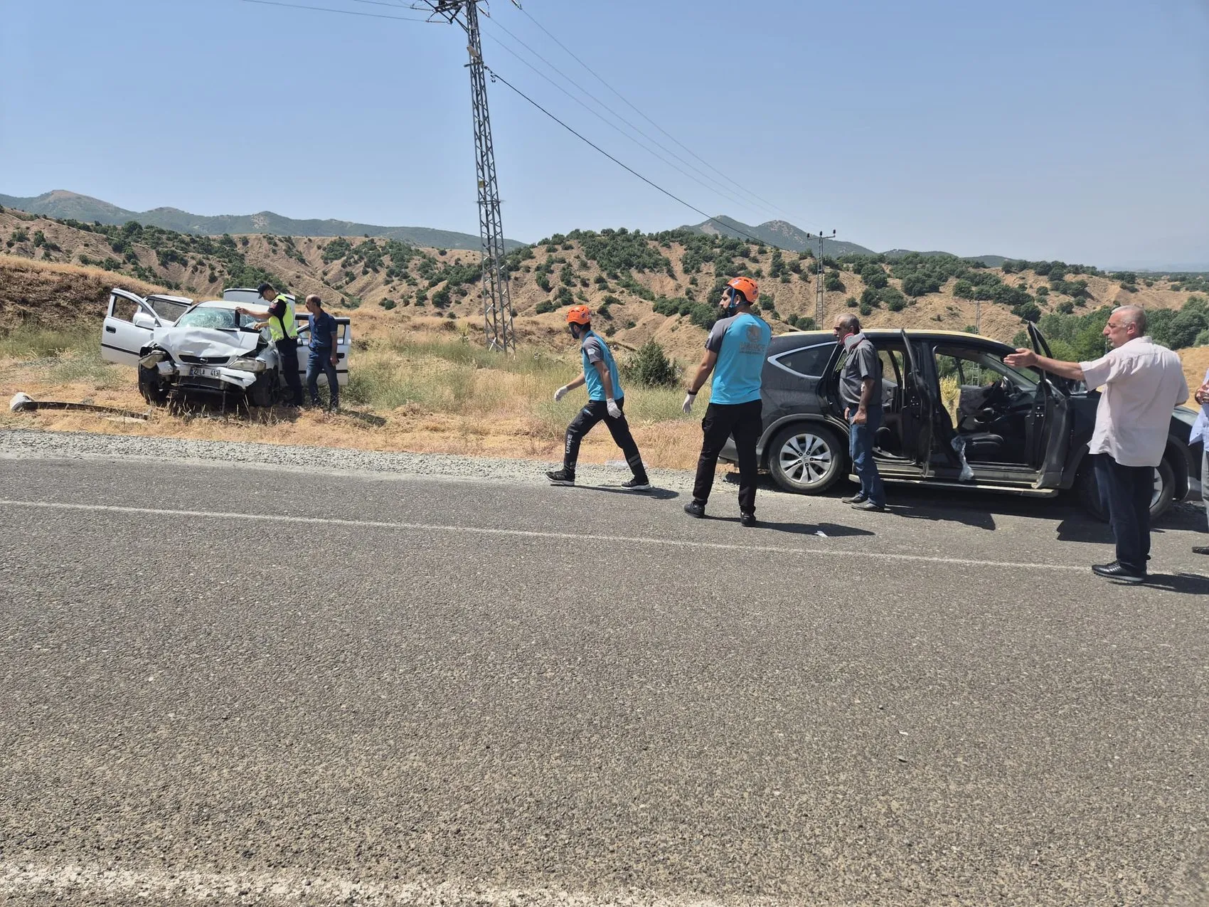Bingöl Genç ilçesinde iki otomobilin çarpıştığı kazada 10 kişi yaralandı