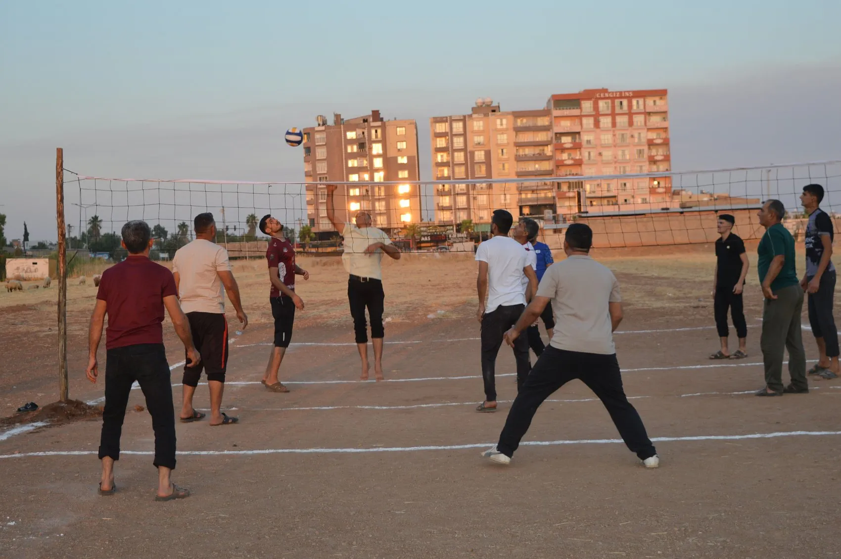 Mardinli gençler toprak sahada voleybol heyecanını yaşıyor