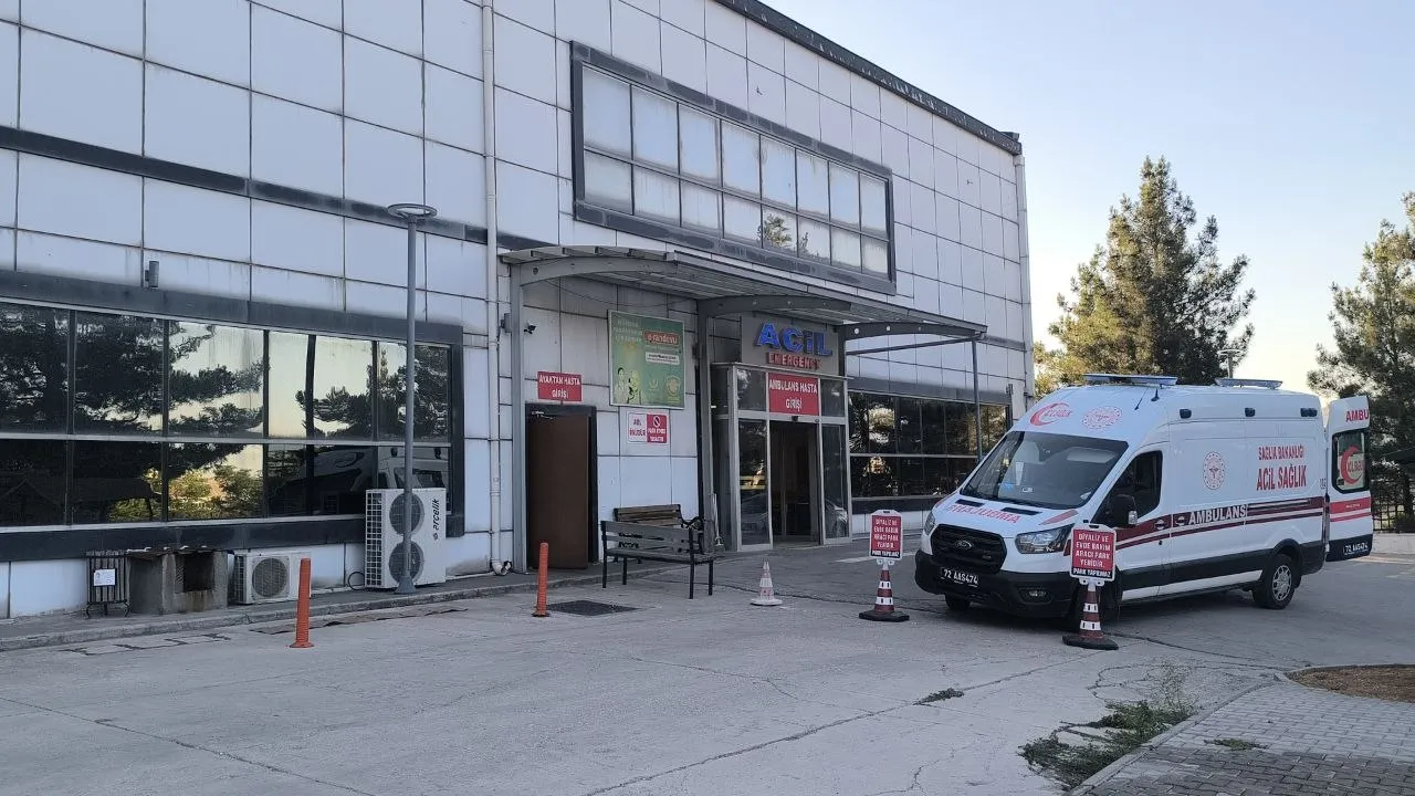 Gercüş ilçesindeki inşaatta iskele çöktü ve üç işçi yaralandı
