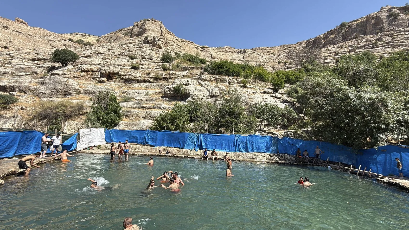 Mardin halkı kavurucu sıcaklarda Beyazsu Vadisi ile serin bir nefes alıyor