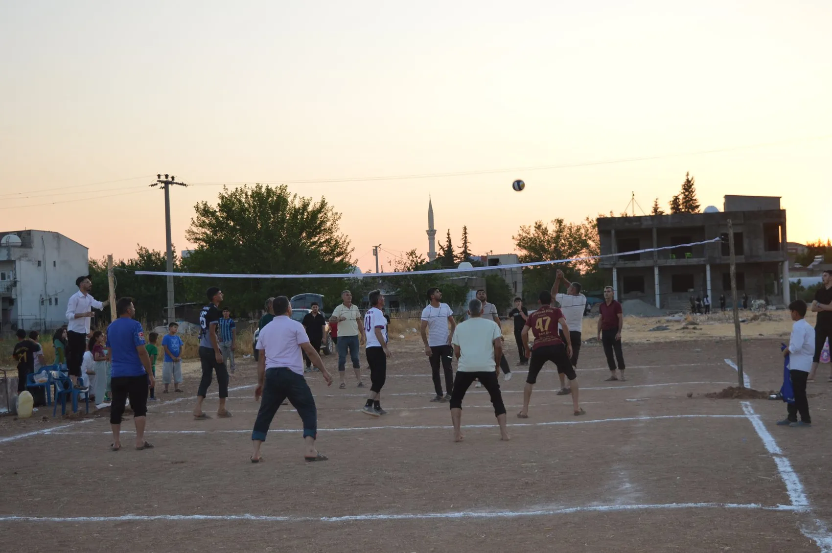 Mardinli gençler toprak sahada voleybol heyecanını yaşıyor