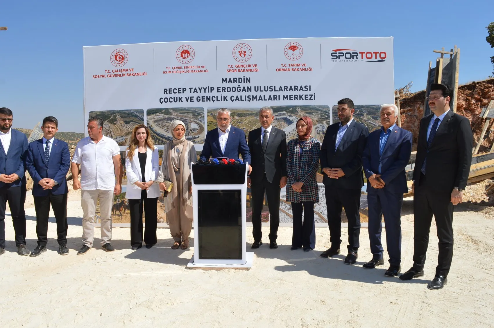 Bakan Işıkhan Mardinli gençlerin geleceği için dev merkezi ziyaret etti