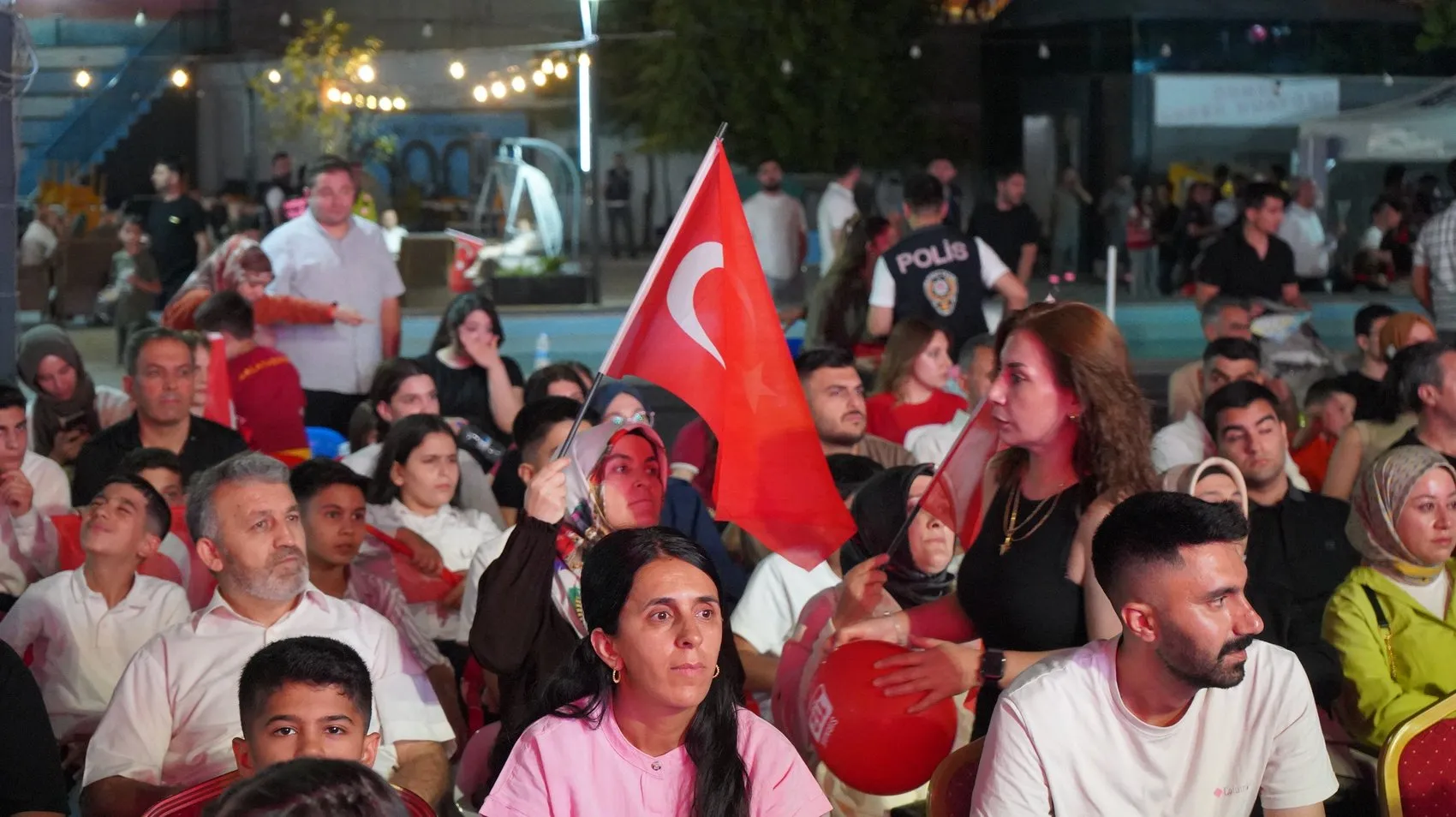 Şırnaklılar 107 metrelik dev Türk bayrağıyla meydanlara indi