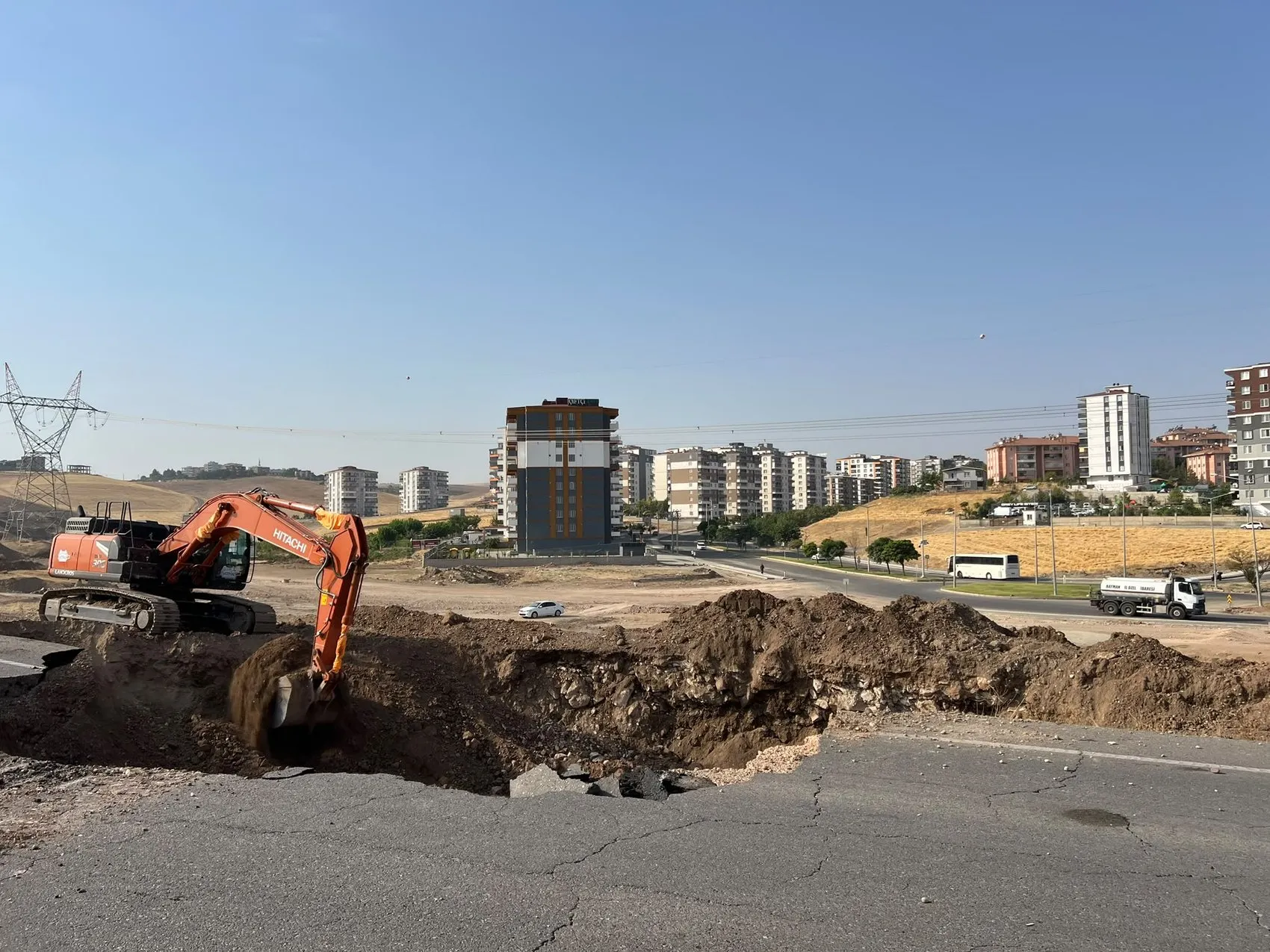 Batman Diyarbakır yolu su borusu patlaması nedeniyle trafiğe kapandı