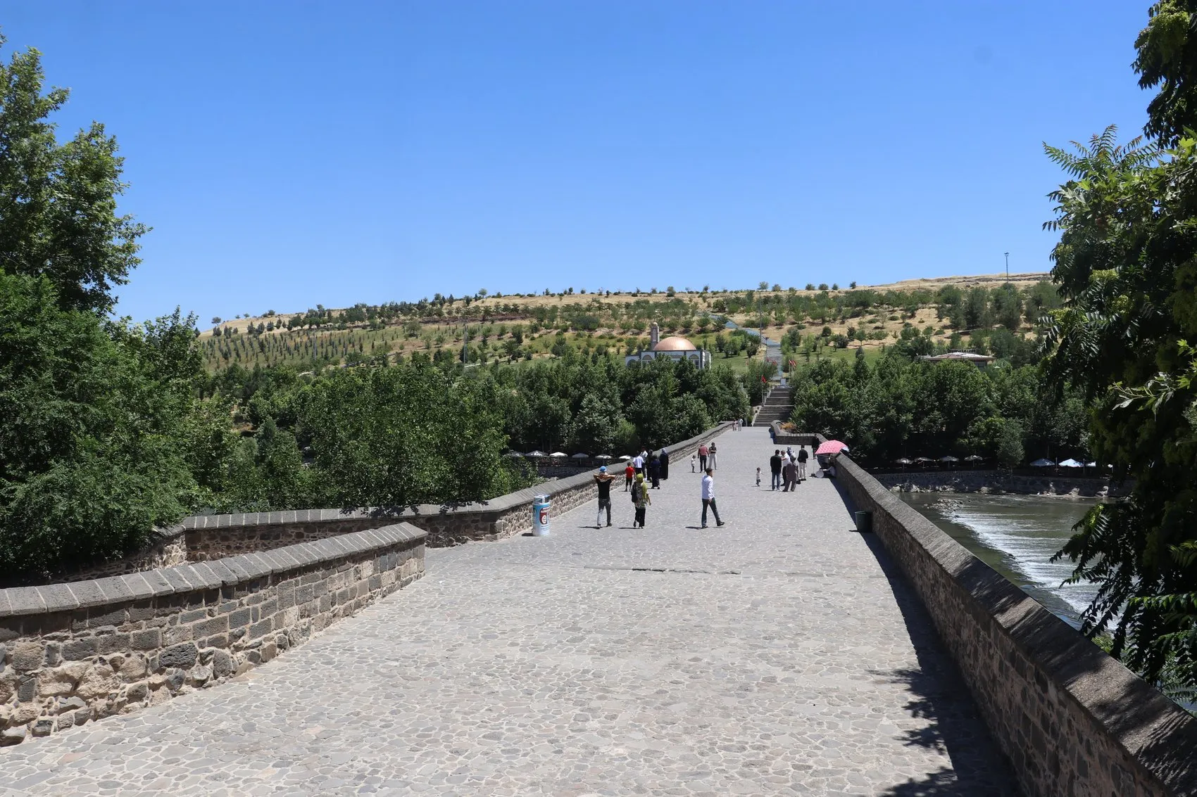 Kavurucu sıcaklar Diyarbakır sokaklarını ve tarihi alanları ıssız bıraktı