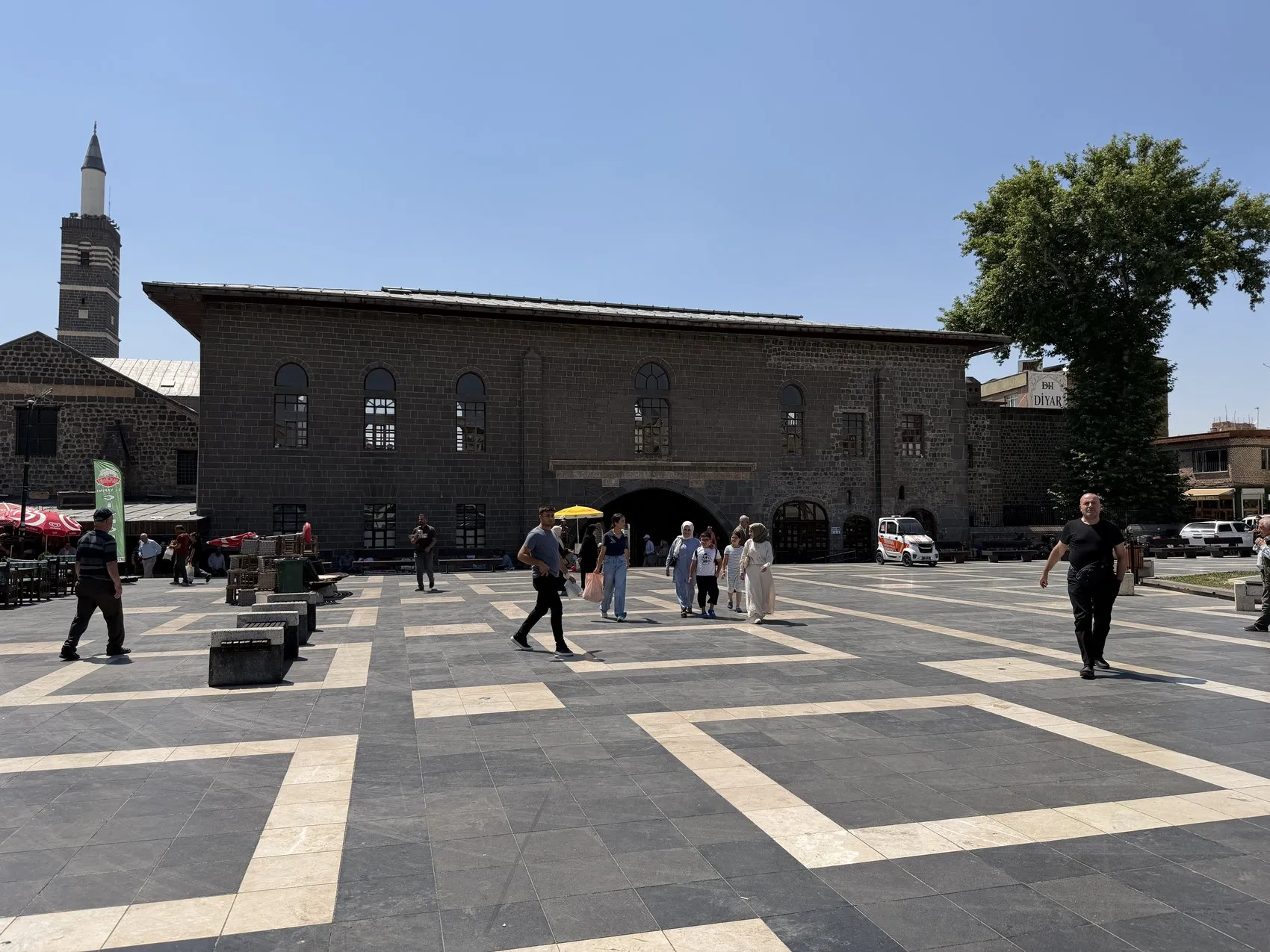 Diyarbakırda kavurucu sıcaklar vatandaşları camilere sığınmaya zorladı