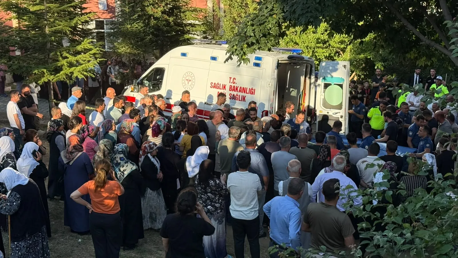 Hakkari’de ambulansın çarptığı çocuk yaşamını yitirdi