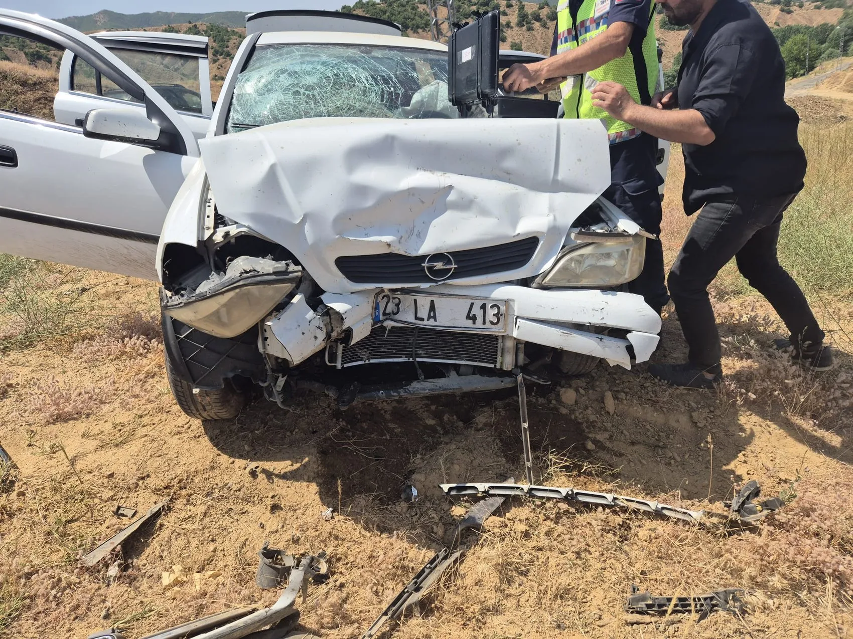 Bingöl Genç ilçesinde iki otomobilin çarpıştığı kazada 10 kişi yaralandı