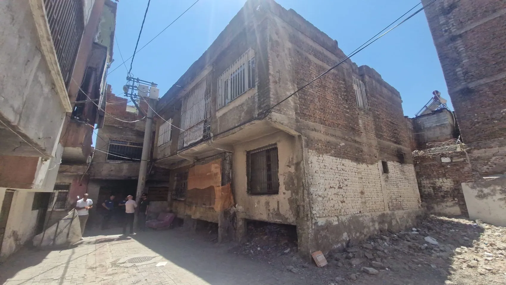 Bağlar ilçesindeki bir konuta düzenlenen silahlı saldırıda 23 el ateş açıldı