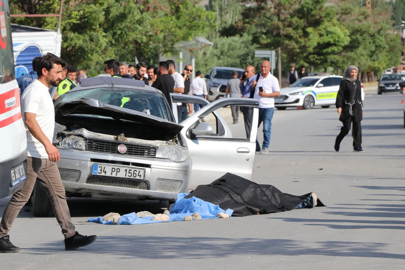 Van Edremit yolunda park halindeki kamyona çarpan otomobilde bir kişi yaşamını yitirdi