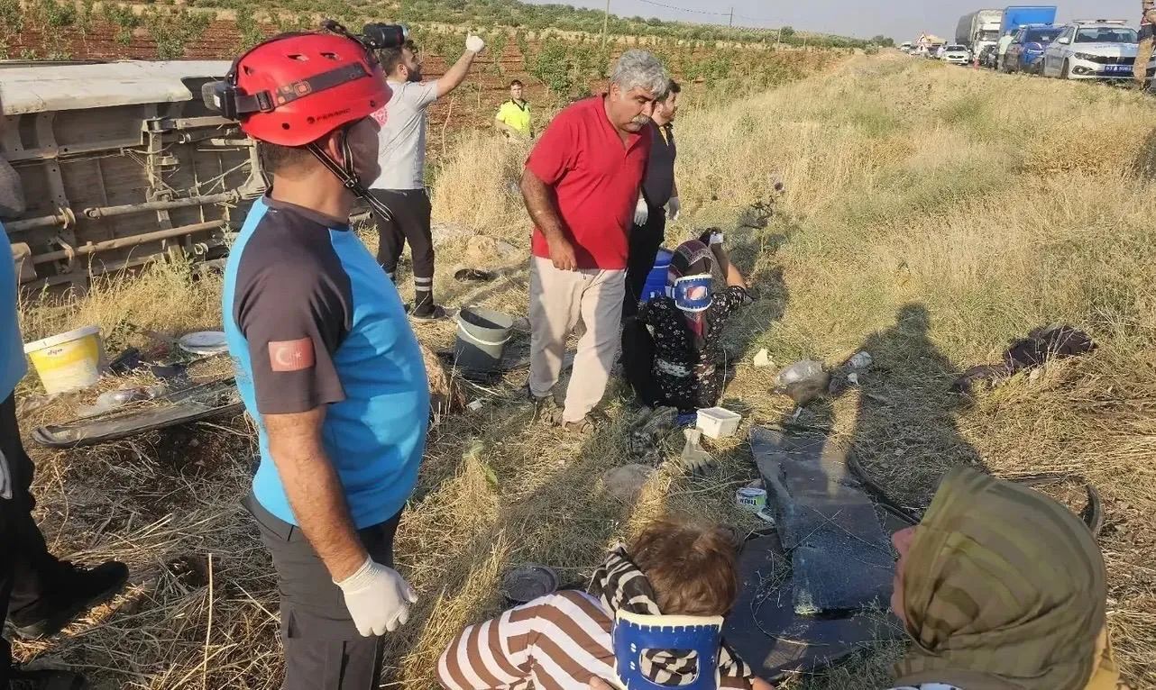 Şanlıurfa'da devrilen minibüsün yolcularından 18 kişi evine döndü
