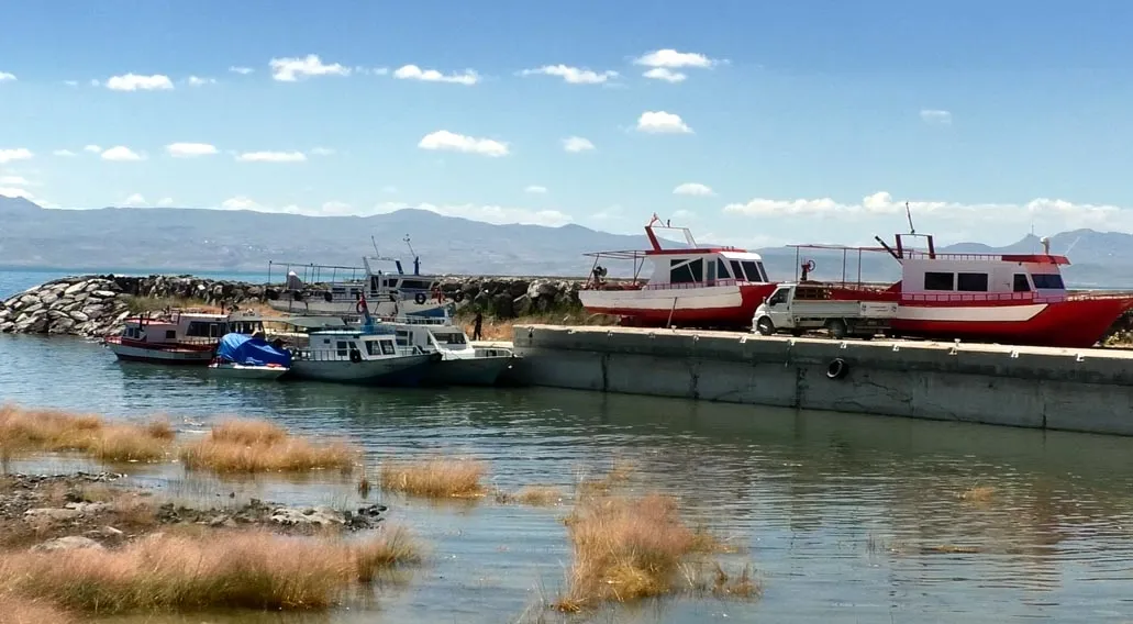 Van Gölünde inci kefali avcılığı yasağı kalktı balıkçılar göle açıldı