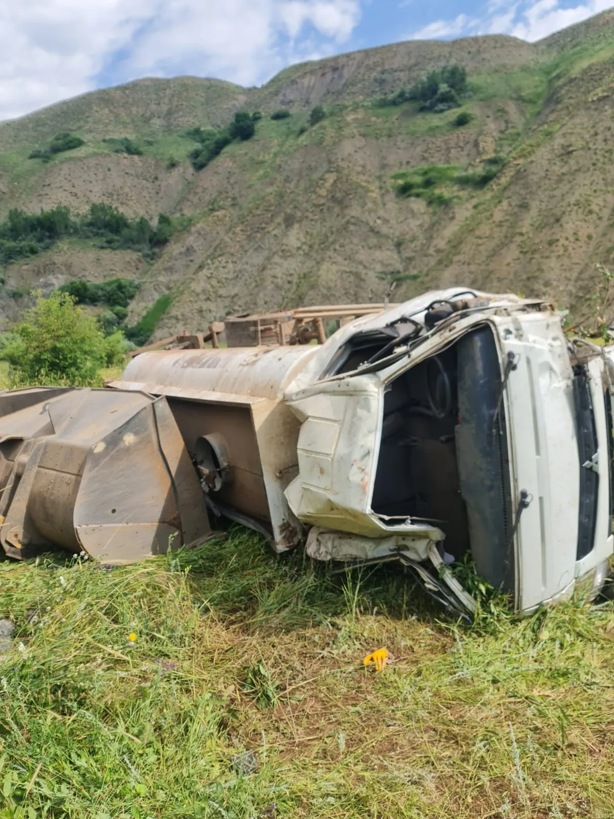Bingöl Karlıova yolunda su tankeri şarampole uçtu