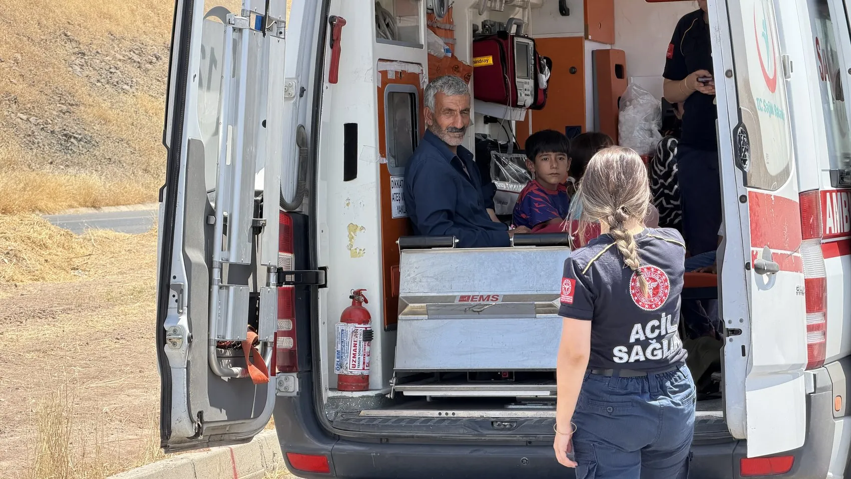 Diyarbakır Havalimanı yolunda öğrenci servisi ile otomobil çarpıştı