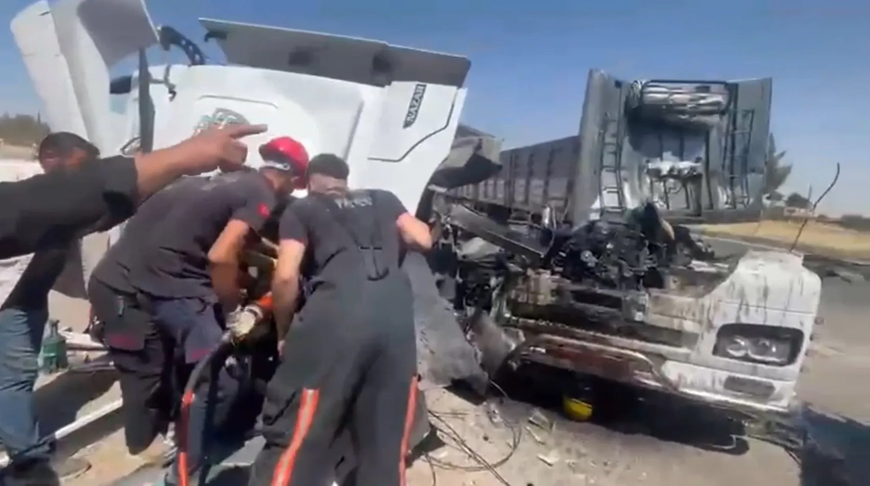 Viranşehir kara yolunda TIR ile kamyonun karıştığı ölümlü kaza görüntülendi