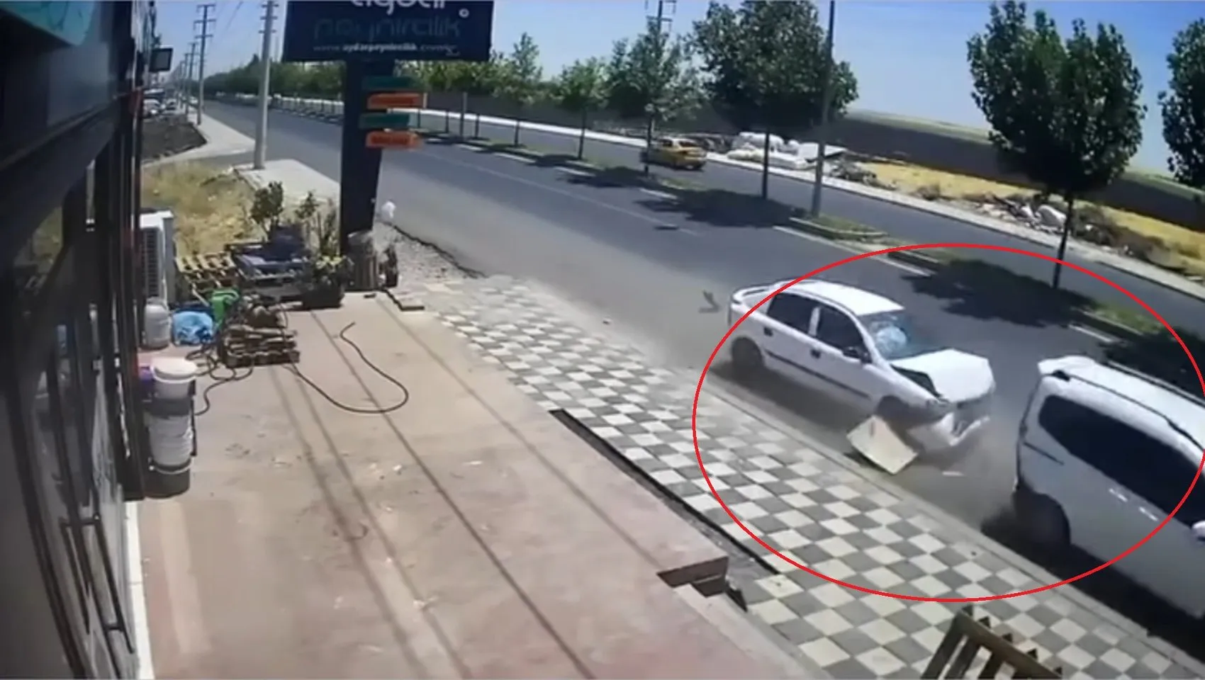 Diyarbakırda kontrolden çıkan otomobil park halindeki araçlara çarptı