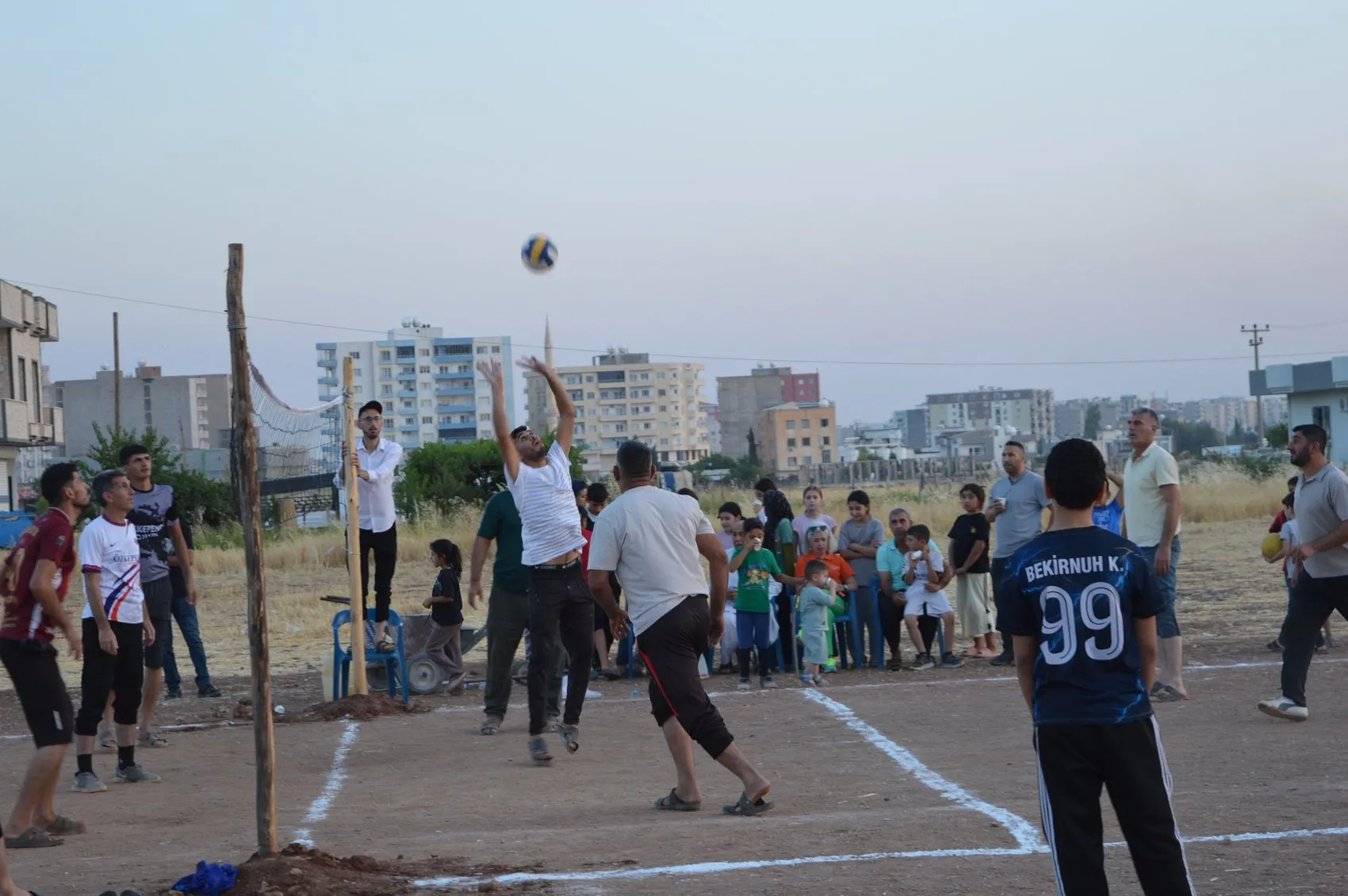 Mardinli gençler toprak sahada voleybol heyecanını yaşıyor