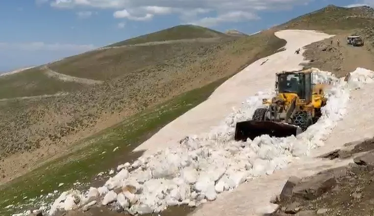 Bitlis yaylalarında yaz ortasında kar mesaisi devam ediyor
