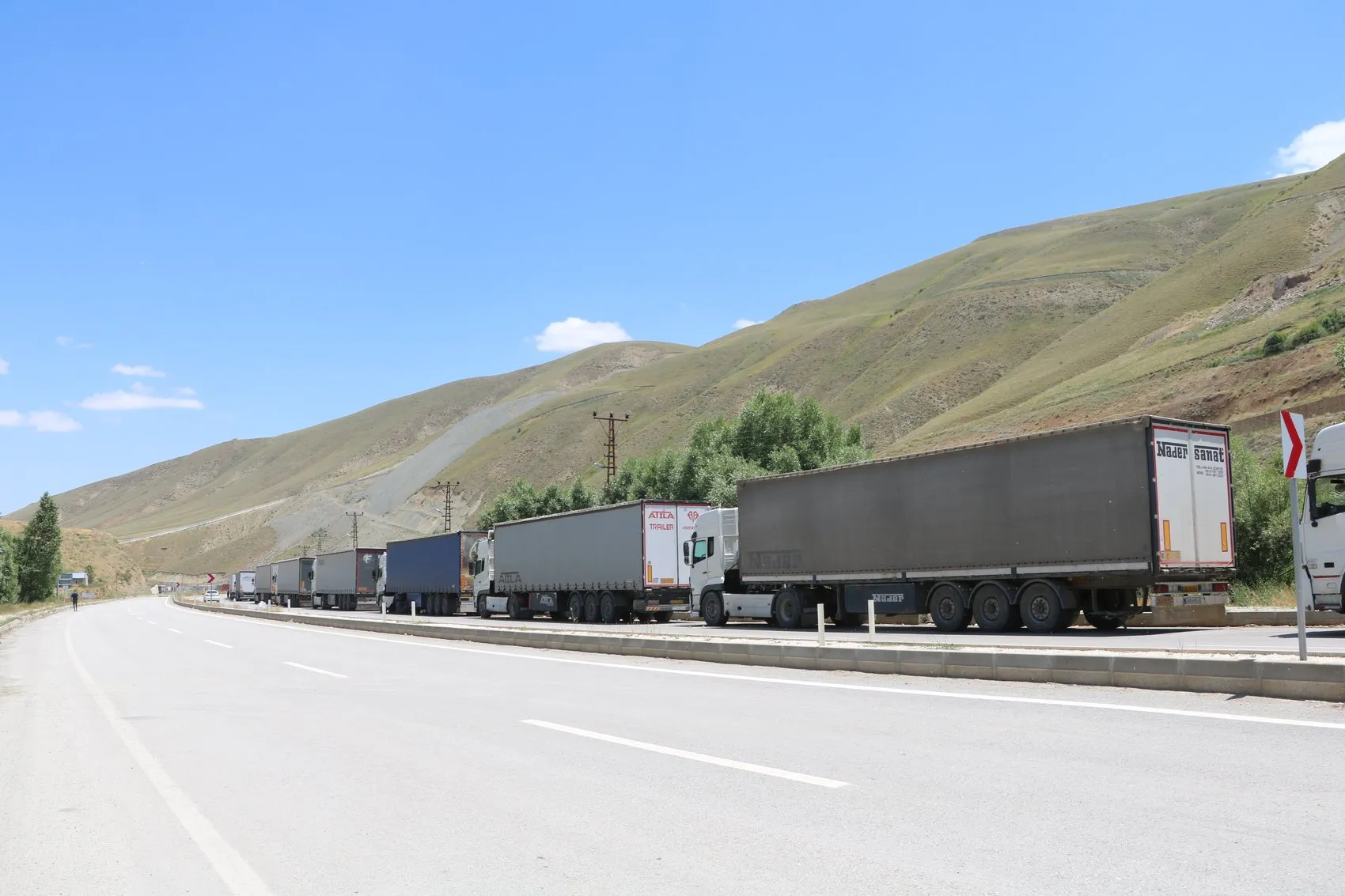 Esendere Gümrük Kapısında TIR Kuyruğu 12 Kilometreyi Buldu