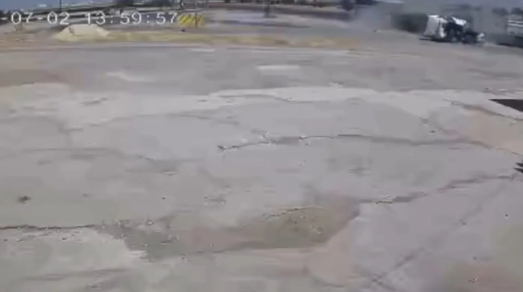 Viranşehir kara yolunda TIR ile kamyonun karıştığı ölümlü kaza görüntülendi