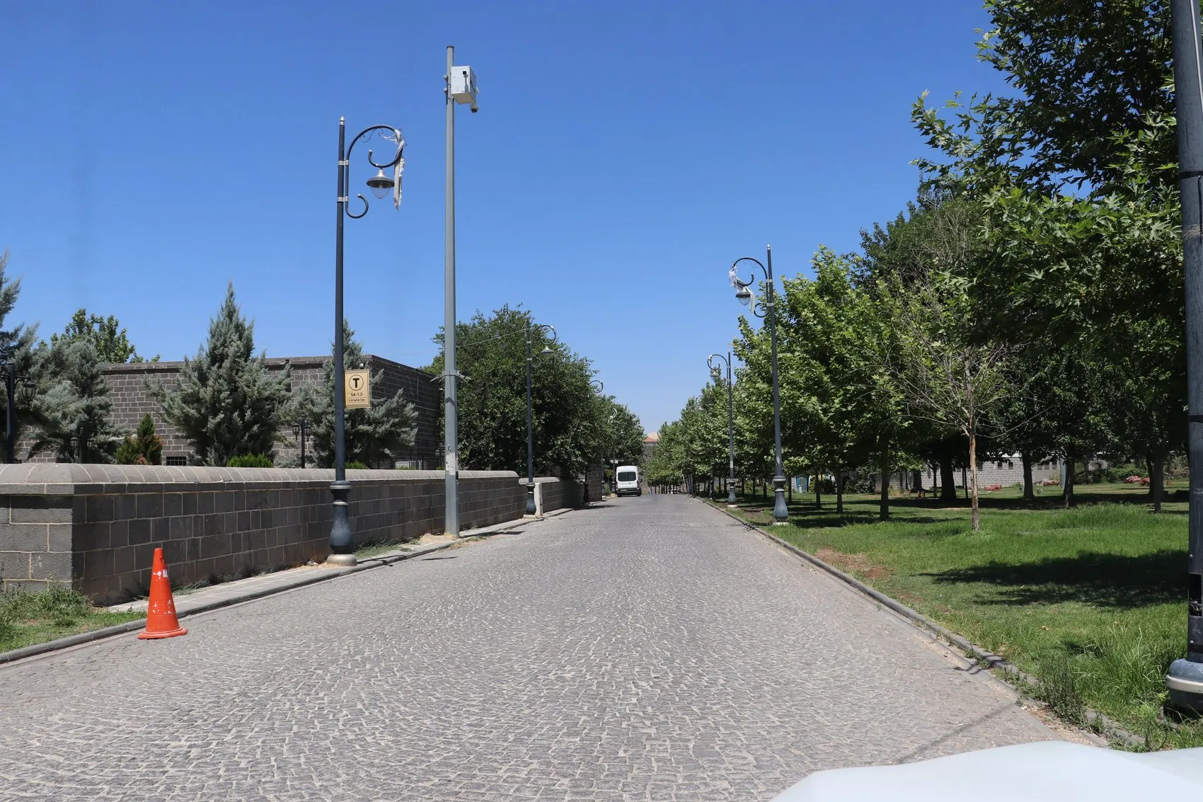 Kavurucu sıcaklar Diyarbakır sokaklarını ve tarihi alanları ıssız bıraktı