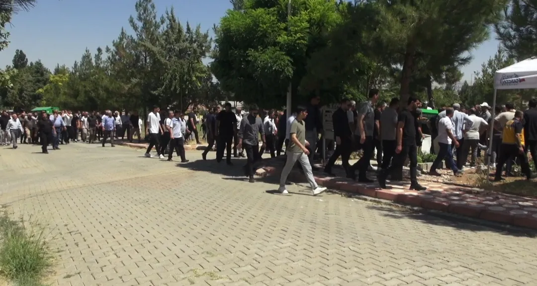 Batman mezarlığındaki saldırıda hayatını kaybeden üç kişi toprağa verildi